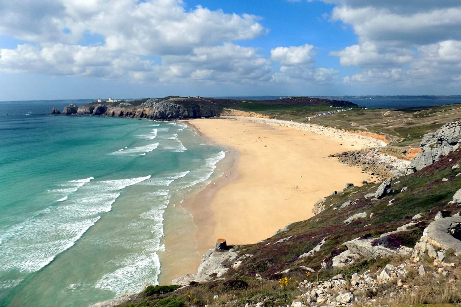 vue de drone plage / surfeurs