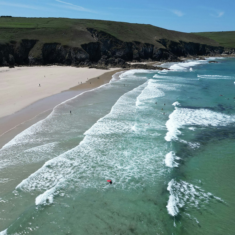 photo de drone - survol de plage surfeurs côte Atlantique