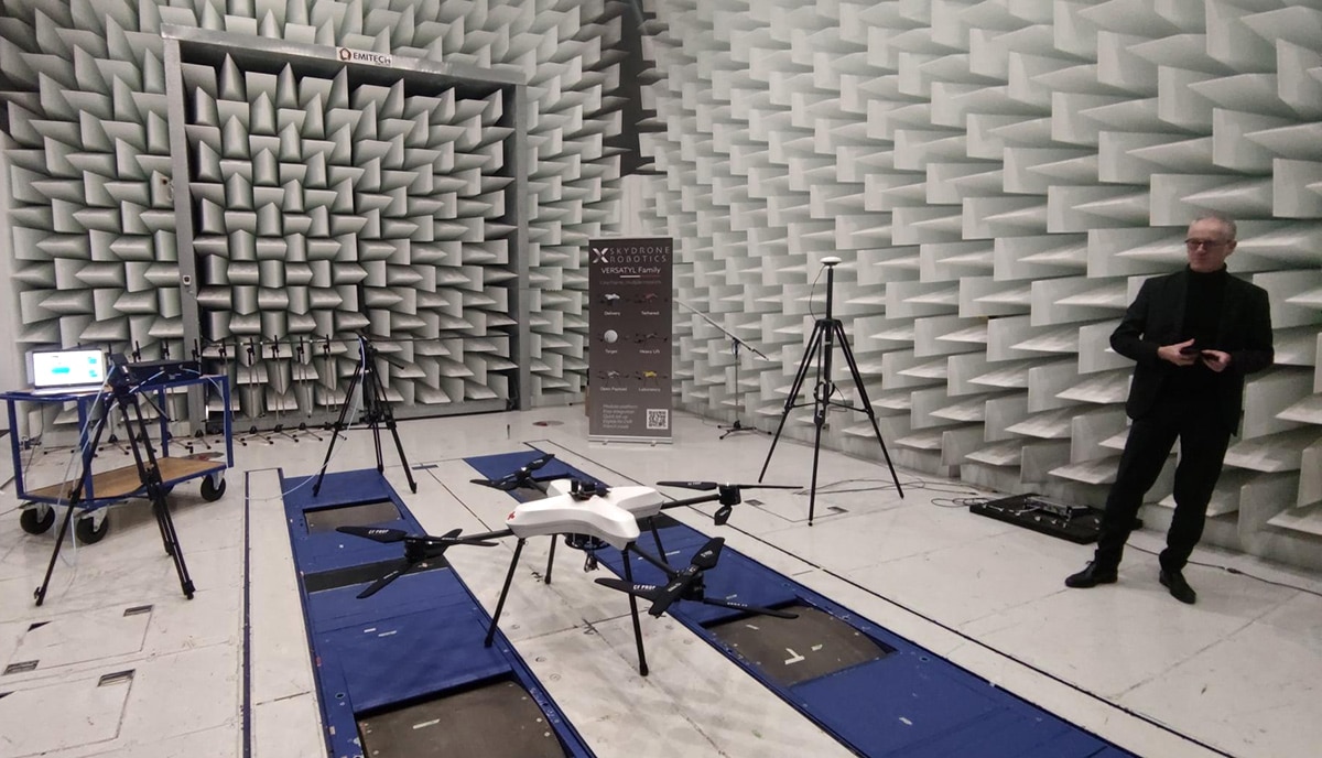 Emitech : laboratoire d'essai. Ici un drone en cage acoustique. Crédits photo : Emitech